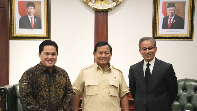 Menteri Pertahanan RI Prabowo Subianto Bersama Badan Usaha Milik Negara (BUMN) Erick Thohir dan pendiri Emaar Properties, Mohamed Ali Rashed Alabbar