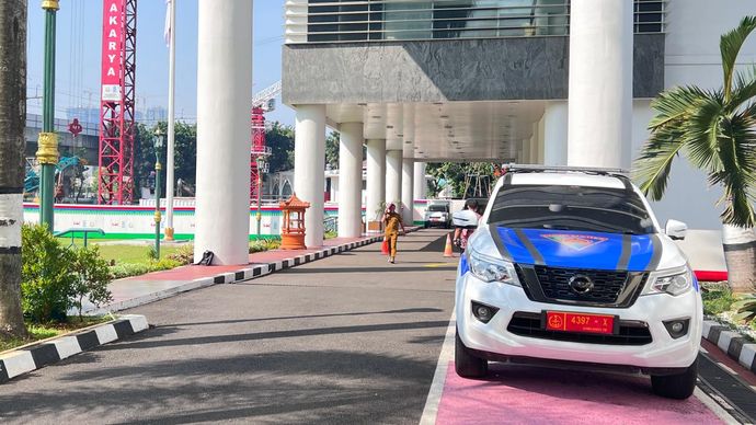 Mobil polisi militer dengan pelat Mabes TNI yang berada di depan gedung Jampidsus atau Jampidmil. 