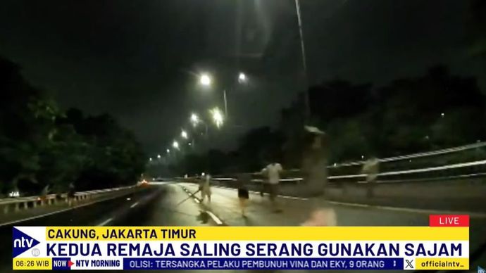 Dua kelompok remaja bersajam terlibat tawuran di ruas Tol JORR, Cakung, Jakarta Timur. 