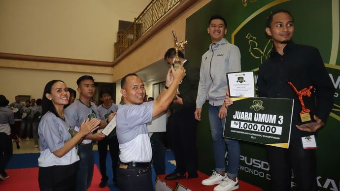 Danpusdikbekang yang juga menjabat sebagai Dircab Pusbekangad Brigadir Jenderal Benny M Tampubolon, S.I.P., M.I.P. M.Han menyerahkan thropy saat upacara penghormatan pemenang Danpusdikbekang Taekwondo Championship 2024 di Gedung Cimahi Convention Hall Jalan Raden Demang Harjakusumah, Cimahi, Jawa Barat/ist