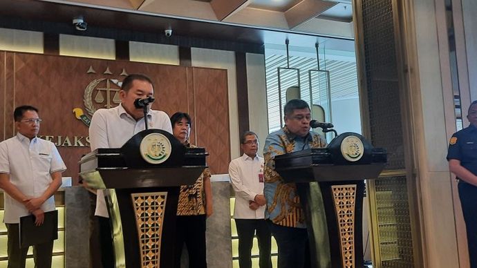 Jaksa Agung Sanitia Burhanuddin dan Kepala BPKP Muhammad Yusuf Ateh memberikan keterangan kepada war