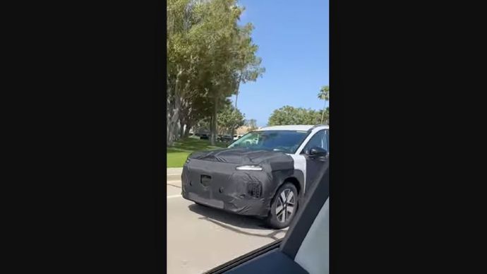 SUV listrik tiga baris Hyundai yang dibalut kamuflase terlihat sedang diuji coba di jalan-jalan Amerika Serikat (AS).&nbsp;(Foto: Tangkapan layar YouTube KindelAuto) 