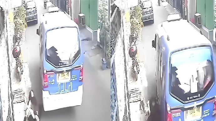 Seorang pelajar SMP terjatuh dari mobil angkutan umum Jaklingko 105 jurusan Stasiun Tebet-Cipinang