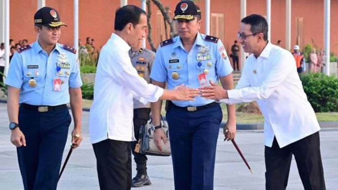 Presiden RI Joko Widodo (kedua kiri) bersalaman dengan Pj. Gubernur DKI Jakarta Heru Budi Hartono (kanan) sebelum bertolak ke Sumatera Selatan dari Bandara Halim Perdanakusuma.