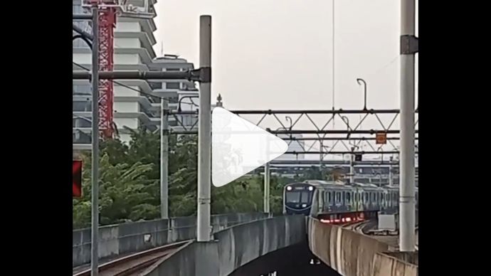 Percikan api muncul saat kereta MRT Jakarta melintasi besi proyek pembangunan gedung Kejagung yang jatuh di sekitar rel. (Instagram) 