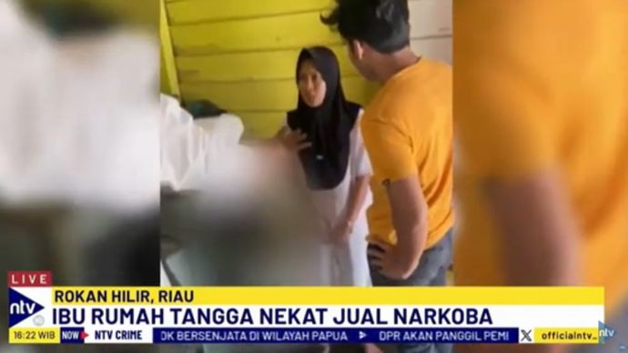 Petugas Satuan Reserse Narkoba Rokan Hilir menangkap seorang ibu rumah tangga yang kedapatan mengedarkan narkoba jenis sabu/tangkapan layar NTV