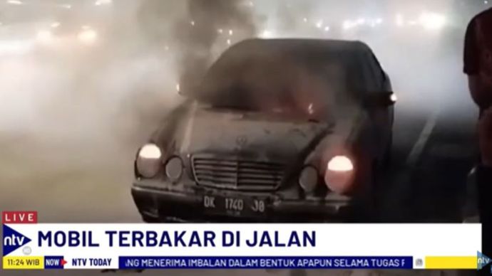 Mobil Mercy terbakar di Jalan Raya Basuki Rahmat Surabaya/tangkapan layar NTV 