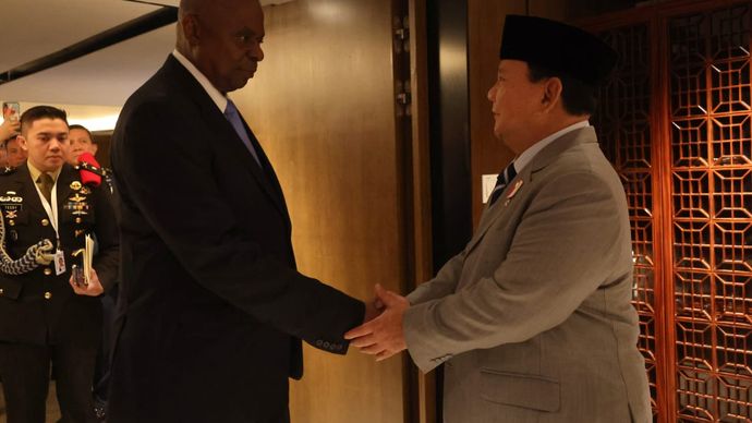 Menteri Pertahanan Prabowo Subianto bersama Menteri Pertahanan Amerika Serikat Lloyd J. Austin III