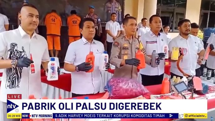 Dugaan praktik produksi oli palsu di Kabupaten Tanggerang berhasil dibongkar Polda Banten. 