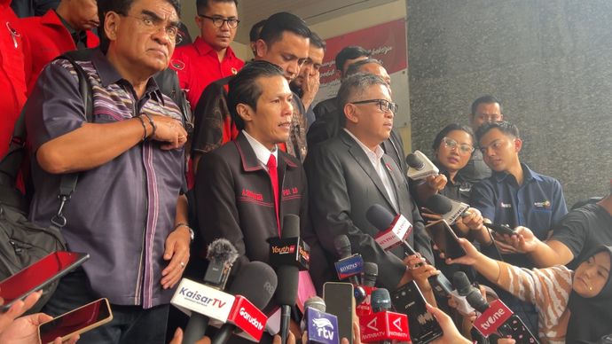 Sekjen PDIP Hasto Kristiyanto dan rombongan usai pemeriksaan di Polda Metro Jaya. 
