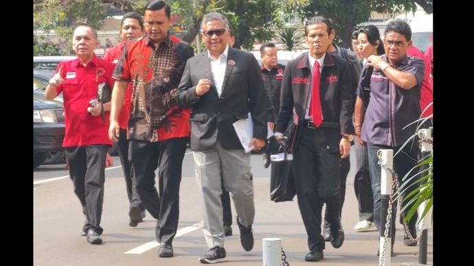 Sekjen PDIP Hasto Kristiyanto dan rombongan saat memenuhi panggilan Polda Metro Jaya. 