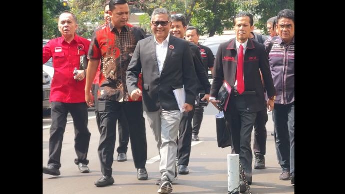 Sekjen PDI Perjuangan Hasto Kristiyanto dan rombongan saat memenuhi panggilan Polda Metro Jaya. 