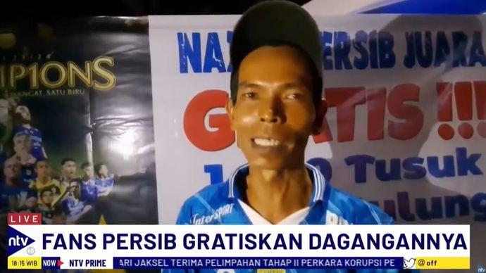 Pedagang telur gulung di Kabupaten Karawang, Jawa Barat, menggratiskan dagangannya kepada pelanggan sebagai nazar Persib juara Liga 1 musim 2023-2024. 