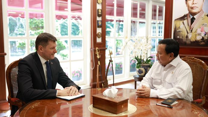 Menteri Pertahanan RI Prabowo Subianto menerima kunjungan kehormatan Duta Besar Slovakia, H.E. Mr. Tomas Ferko di ruang kerja Menhan di Kemhan. <b>(Dok.Kemhan)</b>