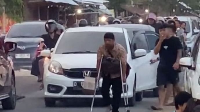 Pengemis berjalan di tengah jalan sebabkan kemacetan