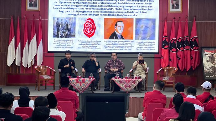 Sekjen PDI Perjuangan (PDIP) Hasto Kristiyanto (kedua dari kiri). 