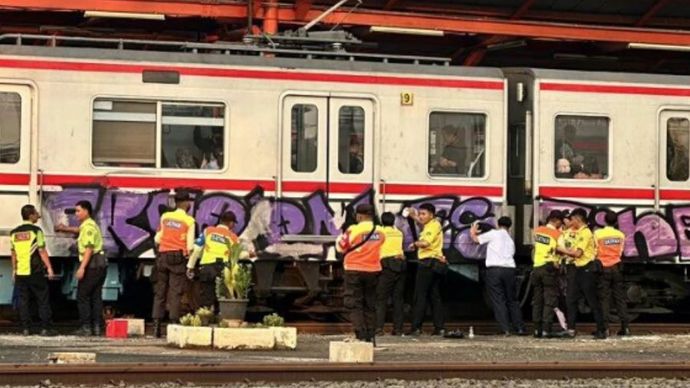 Gerbong KRL di Stasiun Cikarang Dicoret-coret