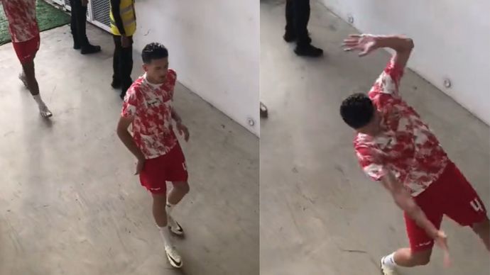 Pemain Timnas Indonesia, Justin Hubner hampir terjatuh dan kepeleset saat hendak masuk ke dalam ruang ganti.