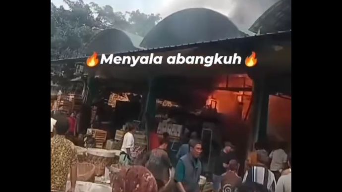 Kebakaran di kawasan Pasar Induk Kramat Jati. (Instagram) 