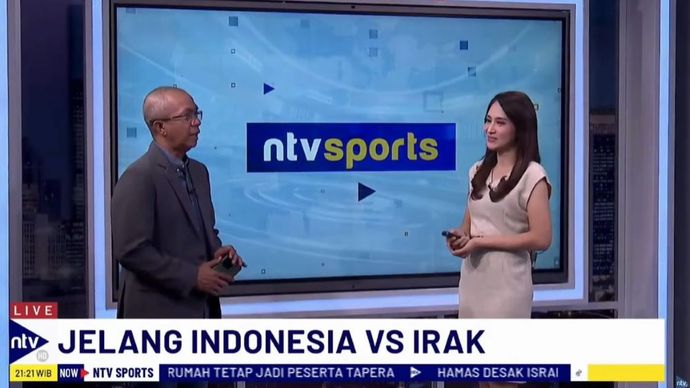 Pengamat sepak bola, Anton Sanjoyo saat menjadi narasumber program NTV Sport di Nusantara TV, Rabu (
