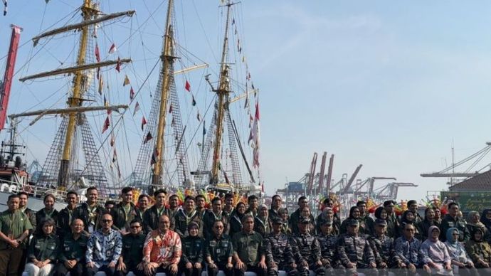 Jajaran TNI AL dan Kemendikbudristek berfoto bersama peserta pelayaran Muhibah Budaya Jalur Rempah dengan latar belakang KRI Dewaruci di Markas Komando Lintas Laut Militer (Kolinlamil), Jakarta, Jumat (7/6/2024)