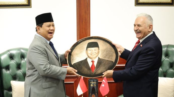 Menhan Prabowo Subianto menerima kunjungan kehormatan Former Prime Minister of T&uuml;rkiye / Mantan Perdana Menteri Turki (2016-2018), H. E. Mr. Binali Yildirim. <b>(Istimewa)</b>