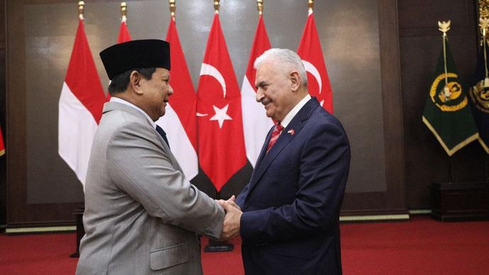Menhan Prabowo Subianto menerima kunjungan kehormatan Former Prime Minister of T&uuml;rkiye / Mantan Perdana Menteri Turki (2016-2018), H. E. Mr. Binali Yildirim.