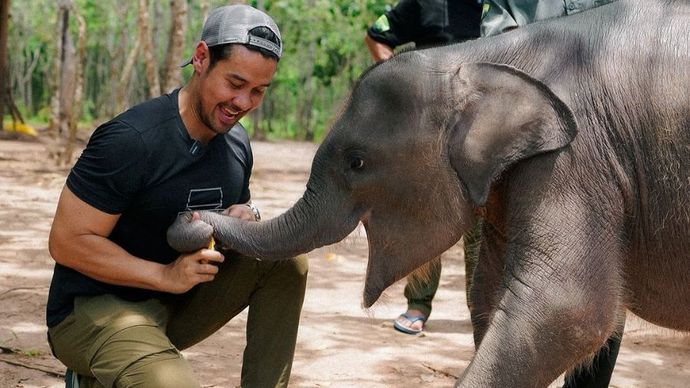 Aktor ternama Indonesia, Chicco Jerikho bersama seekor gajah