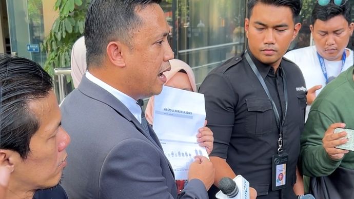 Pengacara Sekjen PDIP Hasto Kristiyanto, Ronny Talapessy saat mendampingi kliennya di Gedung KPK. 