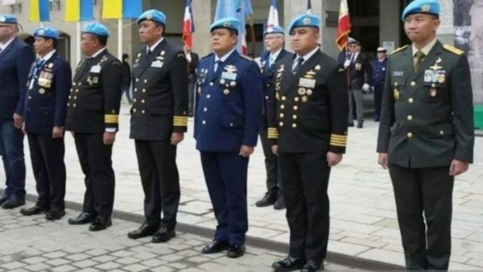 Deretan perwira TNI dan Polri saat menerima penghargaan dari PBB di Geneva, Swiss, Selasa (4/6/2024)