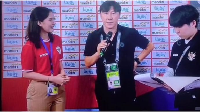 Sheila Purnama sedang mengadakan wawancara dengan Shin Tae-yong, pelatih Timnas Indonesia.