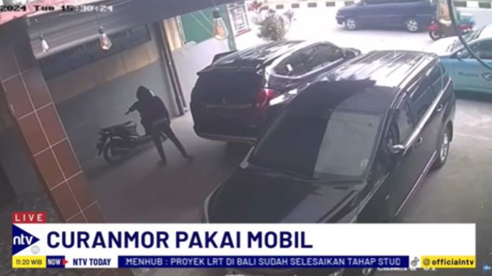 Rekaman CCTV saat pelaku pencurian motor pakai mobil mewah beraksi di Medan/tangkapan layar NTV