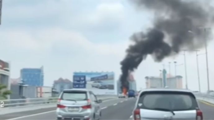 Mobil terbakar di Ruas Tol Angke  <b>(Instagram )</b>