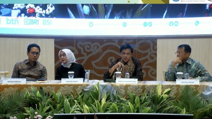 Tangkapan layar Ketua Umum Tim Penanggung Jawab Panitia Seleksi Nasional Penerimaan Mahasiswa Baru (SNPMB) 2024 Prof. Ganefri (pojok kanan) dalam Konferensi Pers Pengumuman SNBT 2024 di Jakarta, Kamis (13/6/2024). (ANTARA/Astrid Faidlatul Habibah) 