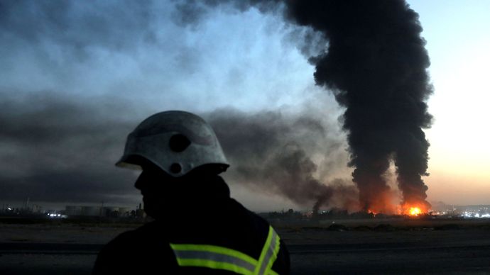 Kilang Minyak di Irak Terbakar