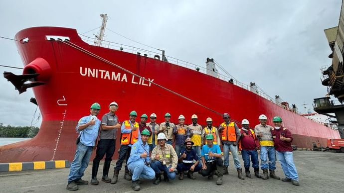 Pekerja PT Freeport Indonesia di Pelabuhan Amamapare, Kabupaten Mimika berfoto bersama pada Selasa (4/6) berlatar belakang kapal Mother Vessel (MV) Unitama Lily yang mengangkut total 22 ribu ton konsentrat tembaga.