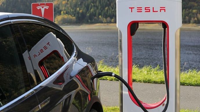 Ilustrasi. Mobil listrik Tesla sedang melakukan pengisian daya. (Foto: Pxfuel)