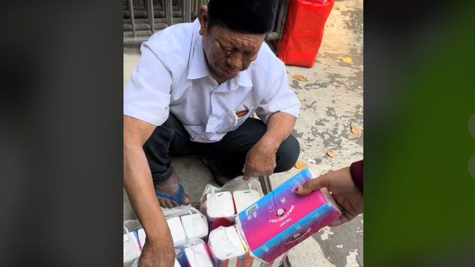 Calon pembeli dibuat kaget dengan harga tisu yang dijual bapak-bapak