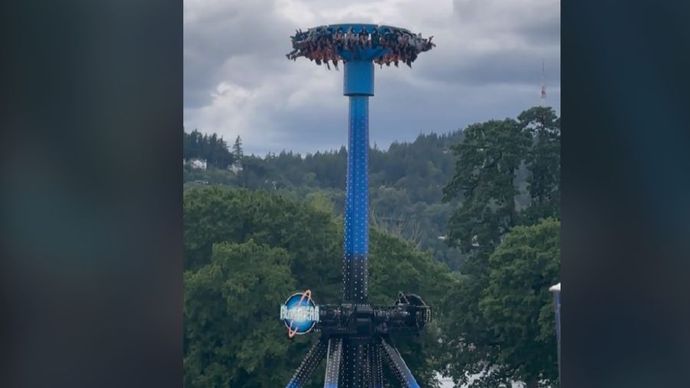 Beberapa orang terjebak dalam posisi terbalik di wahana permainan Oaks Park, Portland, Oregon.