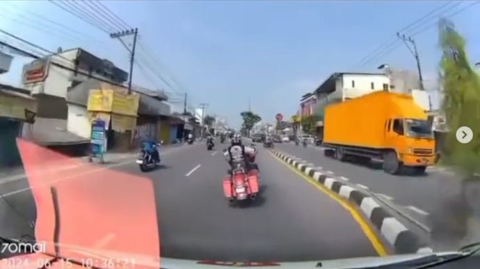 Pengendara motor gede (moge) Harley-Davidson yang melakukan zig-zag di badan jalan