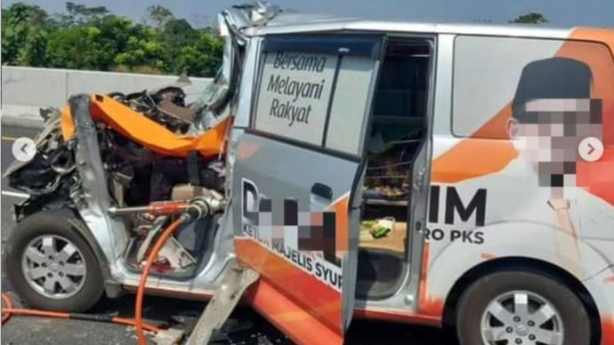 Mobil Ambulans Kecelakaan di Ruas Tol Pemalang-Batang <b>(Tangkapan Layar: Instagram)</b>