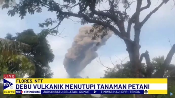 Gunung Lewotobi Laki-laki di NTT mengalami erupsi/tangkapan layar NTV 