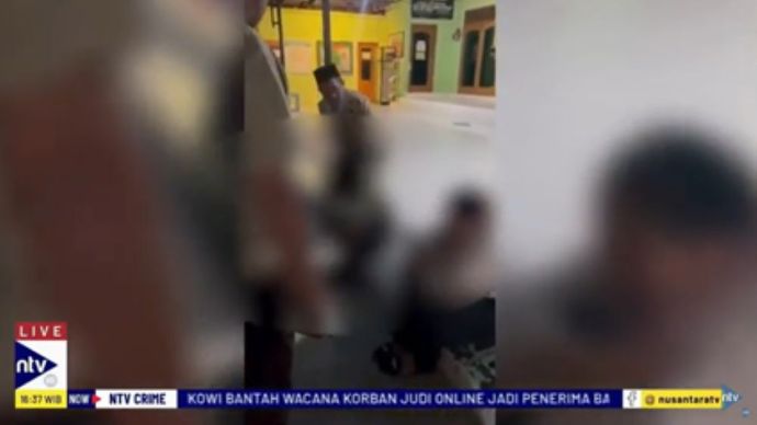 Sepasang muda-mudi diinterogasi warga usai tertangkap basah berbuat mesum di toilet masjid/tangkapan layar NTV