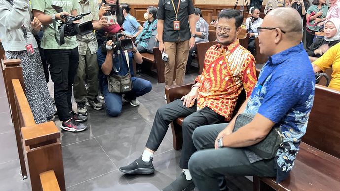 Mantan Mentan Syahrul Yasin Limpo (SYL) saat berbincang dengan pengacaranya, Jamaludin Kudubun di Pengadilan Tipikor Jakarta. 