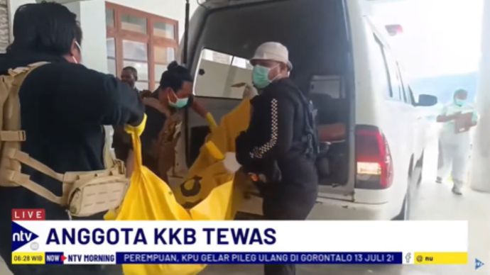 Jenazah anggota KKB yang tewas dalam baku tembak dengan Satgas Damai Cartenz di Papua dibawa ke rumah sakit untuk proses identifikasi/tangkapan layar NTV