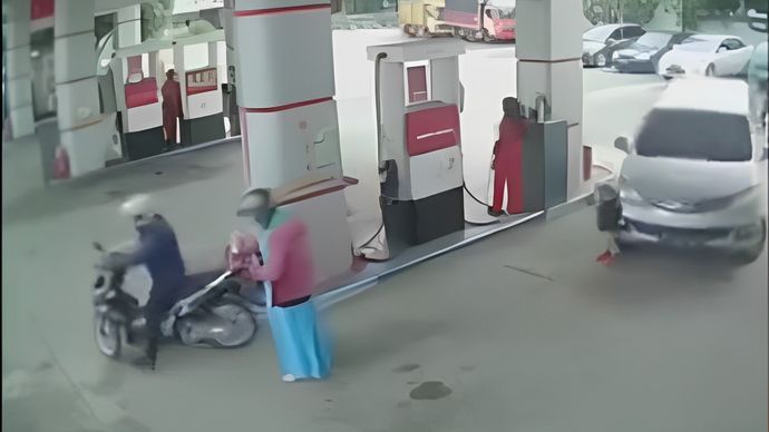Sebuah rekaman CCTV yang memperlihatkan detik-detik seorang bocah terlindas mobil di SPBU