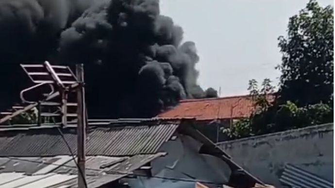 Kebakaran di sebuah toko ban di Jalan Sultan Agung, Kecamatan Medansatria, Kota Bekasi, pada Kamis (20/6/2024) sekitar pukul 12.00 WIB.