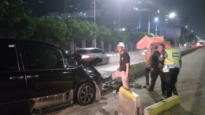 Kecelakaan tunggal mobil <b>(X  TMC Polda Metro Jaya)</b>