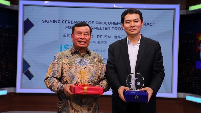 Presiden Komisaris NT Corp dan Vice Chairman, MCC Group, Zhu Guangxia saling memberikan cenderamata usai penandatanganan kontrak kerja sama PT ISN-NT Corp dan MCC International