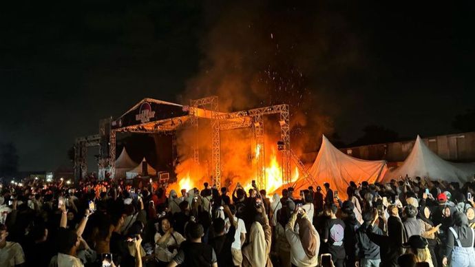 Ribuan penonton ngamuk dan membakar sound system di Lapangan Sepak Bola Pasar Kemis, Kabupaten Tangerang, Banten